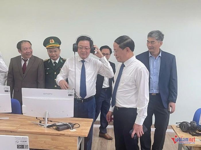 Phó Thủ tướng kiểm tra hệ thống âm thanh tại phòng học tiếng Anh. Ảnh: Trần Hoàn