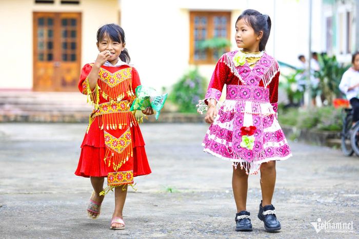 Học sinh điểm trường Bản Tèn rạng rỡ trong trang phục truyền thống của đồng bào Mông vào ngày khai giảng năm học mới.