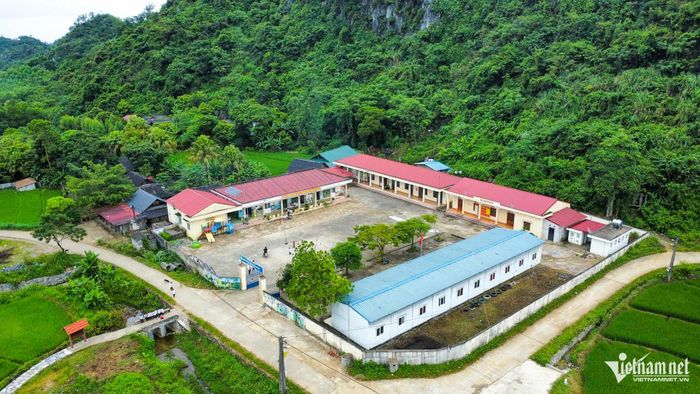 Điểm trường ở xóm Bản Tèn (xã Văn Lăng, tỉnh Thái Nguyên) rộn ràng ngày tựu trường.