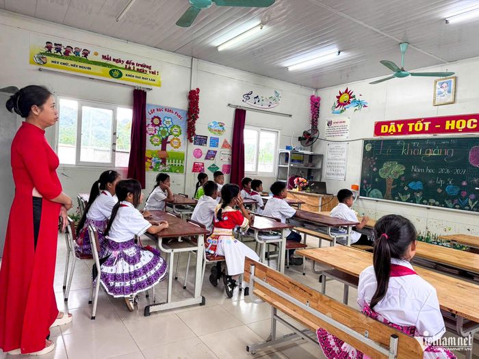 Hạ tầng ngày càng hoàn thiện và những giá trị văn hóa truyền thống của đồng bào Mông ở Bản Tèn vẫn được gìn giữ trong đời sống học đường.