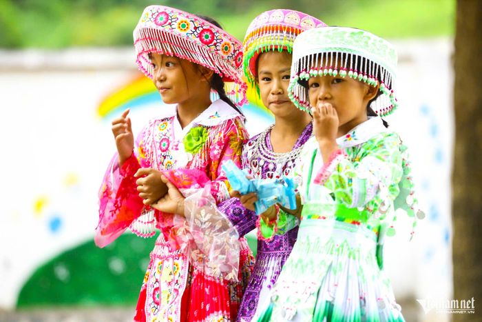 Các em nhỏ người Mông háo hức trong ngày đầu tiên của năm học mới..