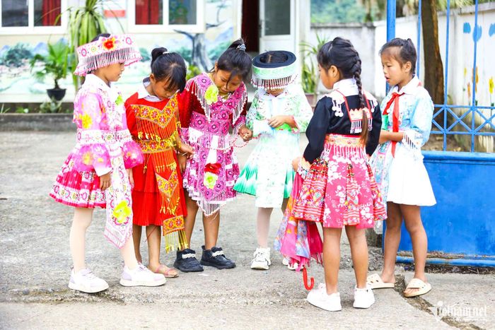 Bộ trang phục rực rỡ sắc màu.