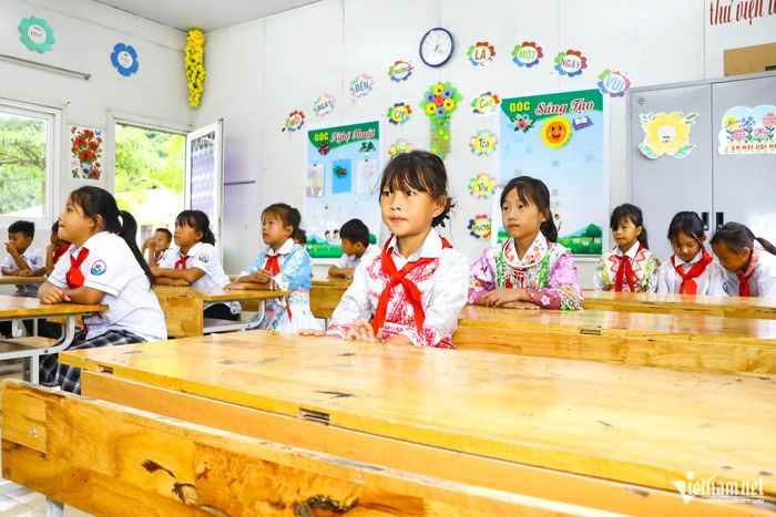 Cuộc sống của người dân Bản Tèn đang từng bước đổi thay cùng hệ thống hạ tầng được đầu tư.