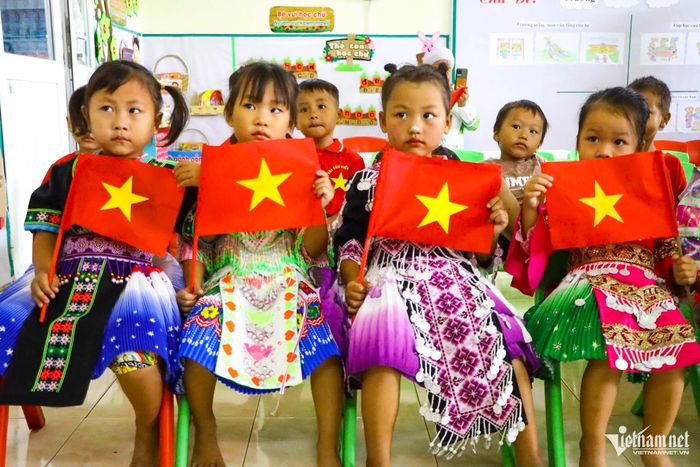 Sắc màu thổ cẩm nổi bật giữa sân trường vùng cao Bản Tèn.