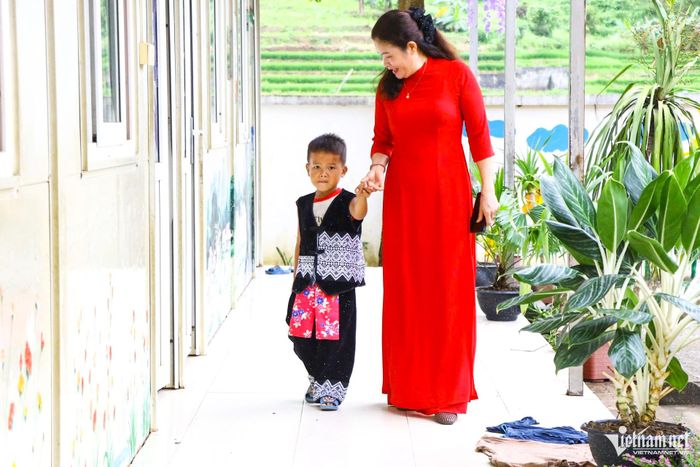 Cô giáo dắt học sinh vào lớp trong ngày đầu năm học mới tại điểm trường Bản Tèn