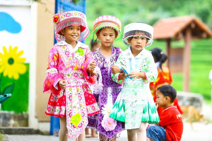 Những bộ trang phục truyền thống góp phần tạo nên không khí đặc biệt trong ngày khai giảng.