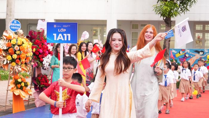 Cô trò lớp 1 trường Tiểu học Lý Thái Tổ trong ngày khai trường