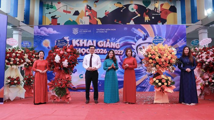 Ông Trần Đình Tuấn - Bí thư Đảng ủy, Thành viên HĐQT, Phó Tổng Giám đốc Tổng công ty Vinaconex tặng hoa chúc mừng trường Mầm non Lý Thái Tổ nhân ngày khai trường