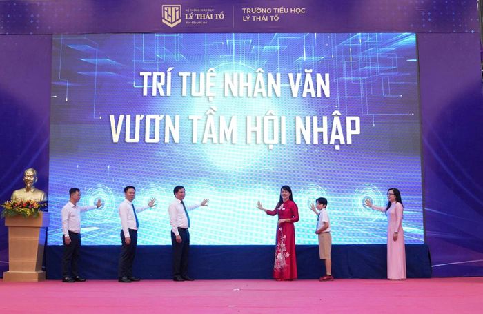 Khoảnh khắc Ban lãnh đạo hệ thống, BGH, phụ huynh và học sinh cùng chạm tay kích hoạt chủ đề năm học 2026-2027