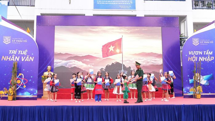 Thầy trò trường Tiểu học Lý Thái Tổ biểu diễn văn nghệ trong ngày khai trường