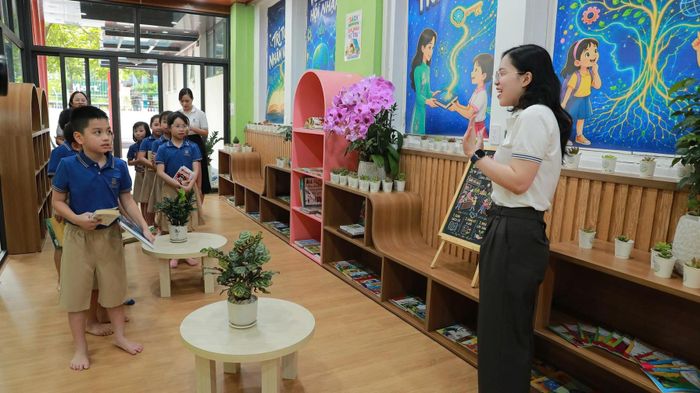 Hoạt động Trao sách-Nhận cây đầy ý nghĩa của cô trò trường Tiểu học Lý Thái Tổ
