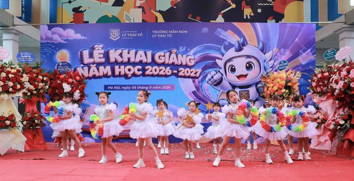 Các bé trường Mầm non Lý Thái Tổ biểu diễn văn nghệ chào mừng ngày khai trường