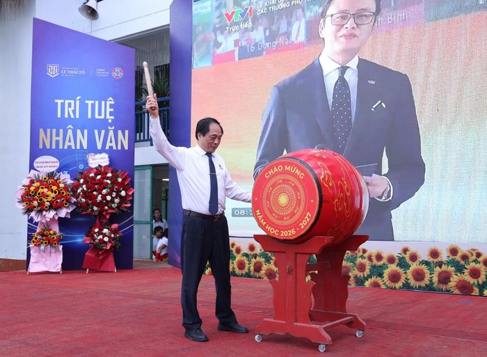  Thầy Trịnh Hùng Sơn - Hiệu trưởng trường THPT Lý Thái Tổ đánh trống khai giảng năm học 2026-2027
