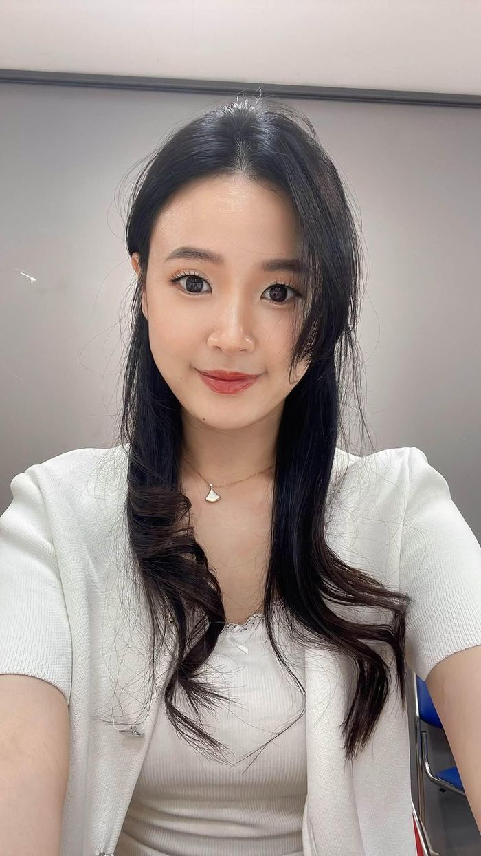 Diễn viên Midu dự buổi họp mặt giảng viên đầu năm tại Trường Đại học Công nghệ TPHCM.
