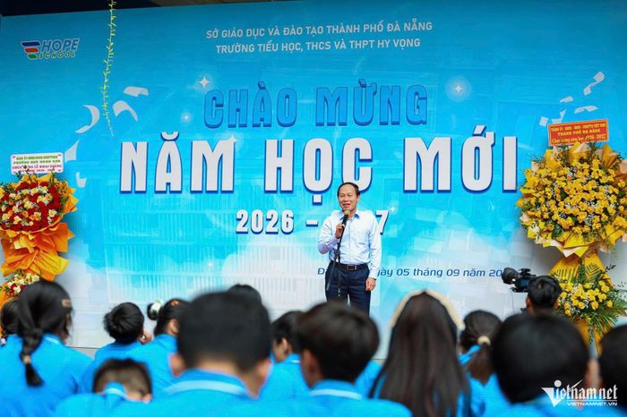 Phó Thủ tướng ấn tượng với thành tích và chương trình giảng dạy của Trường Hy Vọng.