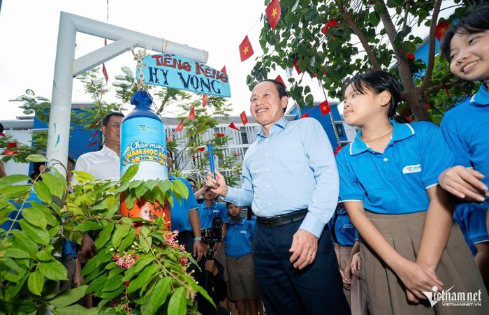 Phó Thủ tướng Lê Tiến Châu thực hiện nghi thức đánh tiếng kẻng Hy vọng chào năm học mới.
