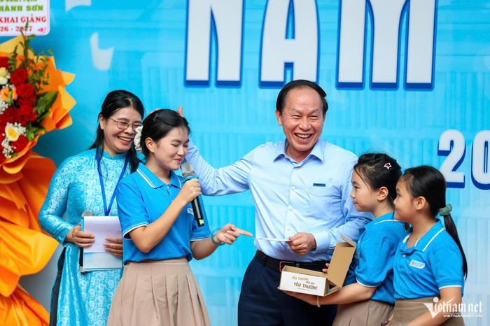 Các học sinh tại trường tặng món quà do tự tay các em làm ra cho Phó Thủ tướng và các thành viên trong đoàn công tác.