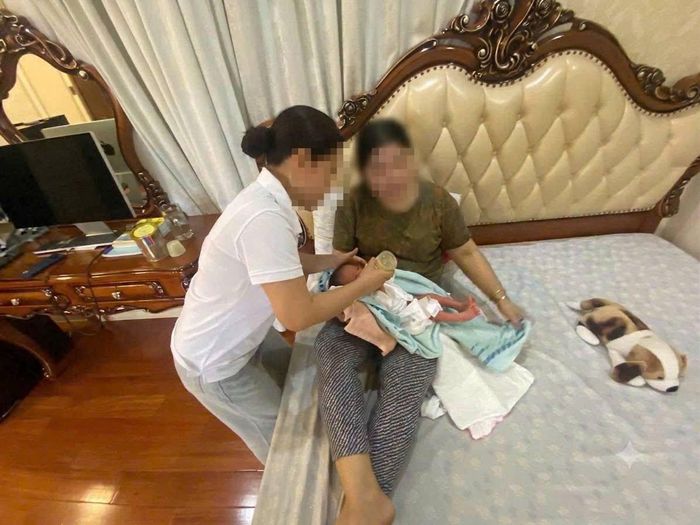 Bé trai sơ sinh bị bỏ rơi được người dân chăm sóc. Ảnh: UBND phường Dĩ An