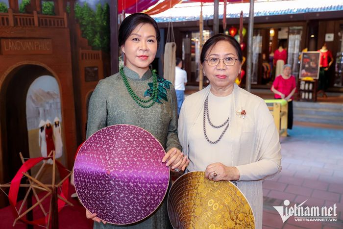 Hai phu nhân được làng nghề tặng hai chiếc nón được dệt bằng lụa