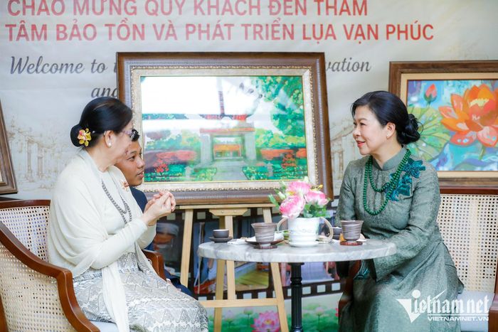 Phu nhân Ngô Phương Ly và phu nhân Kyu Kyu Hla thưởng trà tại làng lụa Vạn Phúc
