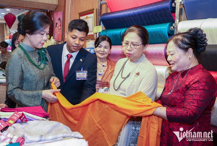 Hai phu nhân tham quan khu trưng bày sản phẩm lụa truyền thống và giới thiệu các sản phẩm đặc sắc của làng nghề