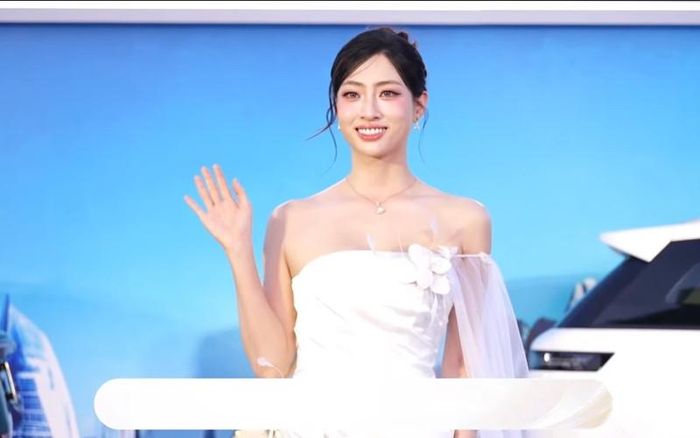 Hoa hậu Lương Thùy Linh diện đầm trắng cúp ngực đính hoa 3D mềm mại.