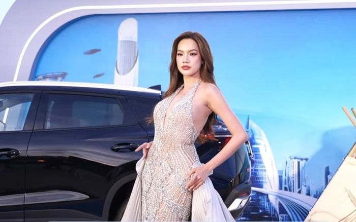 Hoa hậu Lê Hoàng Phương chọn đầm ánh kim phần tà xẻ cao và phụ kiện tối giản giúp tổng thể gợi cảm, thanh lịch.