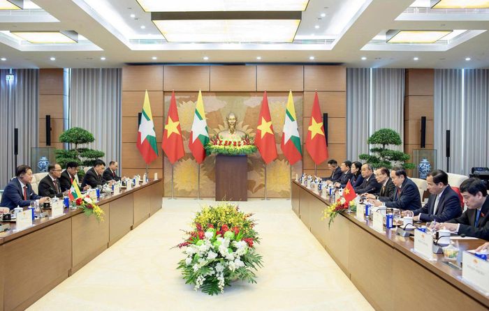 Tổng thống chuyển lời của Chủ tịch Hạ viện Myanmar mời Chủ tịch Quốc hội Trần Thanh Mẫn thăm Myanmar để trao đổi về phương hướng hợp tác giữa cơ quan lập pháp hai nước