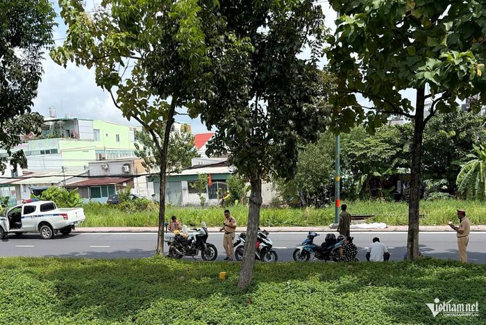 Lực lượng chức năng phong tỏa, khám nghiệm hiện trường vụ tai nạn. Ảnh: TK