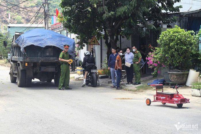 Lực lượng chức năng có mặt khám nghiệm hiện trường, điều tra nguyên nhân.