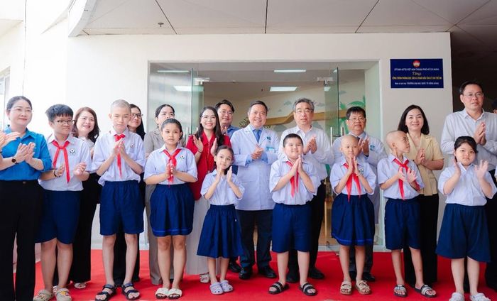 HIU và Bệnh viện Ung Bướu TP.HCM nối dài hợp tác bằng những hoạt động gắn đào tạo y khoa với chăm sóc người bệnh.