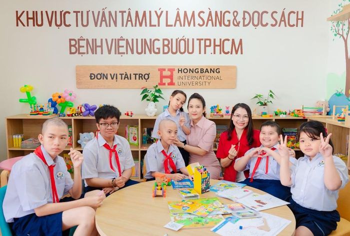 NSND Thanh Thúy - Phó giám đốc Sở Văn hóa và Thể thao TP.HCM cùng ThS.NCS Trần Thúy Trâm Quyên - PHT HIU giao lưu với bệnh nhi.