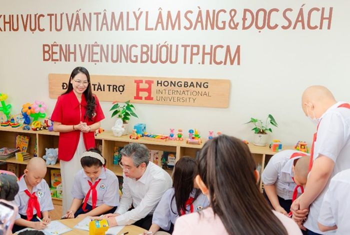 Ông Nguyễn Phước Lộc cùng các bệnh nhi tham gia hoạt động tại Khu vực tư vấn tâm lý lâm sàng và đọc sách do HIU tài trợ.