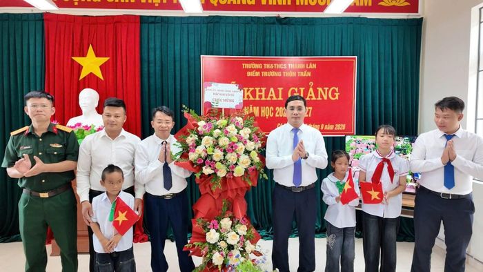 Lãnh đạo UBND đặc khu Cô Tô cùng lực lượng vũ trang trên địa bàn chung vui cùng thầy và trò điểm trường đảo Trần