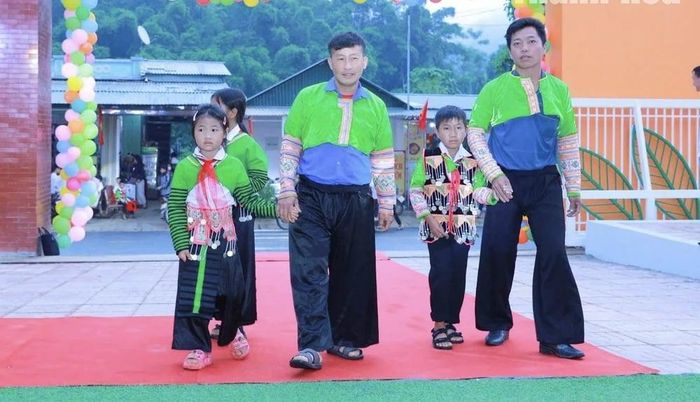 Phụ huynh và học sinh xã miền núi Sơn Thủy đến trường dự khai giảng năm học mới