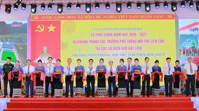 Phó chủ tịch Quốc hội Nguyễn Doãn Anh và Bí thư Tỉnh ủy Thanh Hóa Lê Đức Thái dự lễ khai giảng và khánh thành trường phổ thông nội trú liên cấp Sơn Thủy