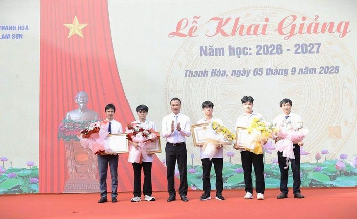 Chủ tịch UBND tỉnh Thanh Hóa Tô Anh Dũng dự khai giảng, tặng bằng khen cho giáo viên, học sinh đạt thành tích xuất sắc tại trường THPT Chuyên Lam Sơn