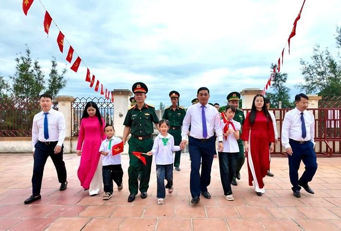 Lễ khai giảng đặc biệt tại Điểm trường liên cấp đảo Trần, TP Quảng Ninh với 3 học sinh.