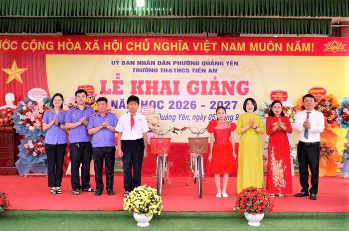 VKSND khu vực 2, TP Quảng Ninh dự Lễ khai giảng và tặng quà cho học sinh trường TH&THCS Tiến An.