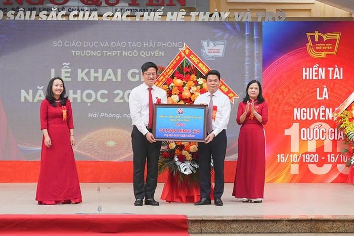   Bí thư Thành ủy Lê Ngọc Châu tặng quà của Thành ủy, HĐND, UBND, Ủy ban MTTQ Việt Nam thành phố tại trường THPT Ngô Quyền. Ảnh: HP