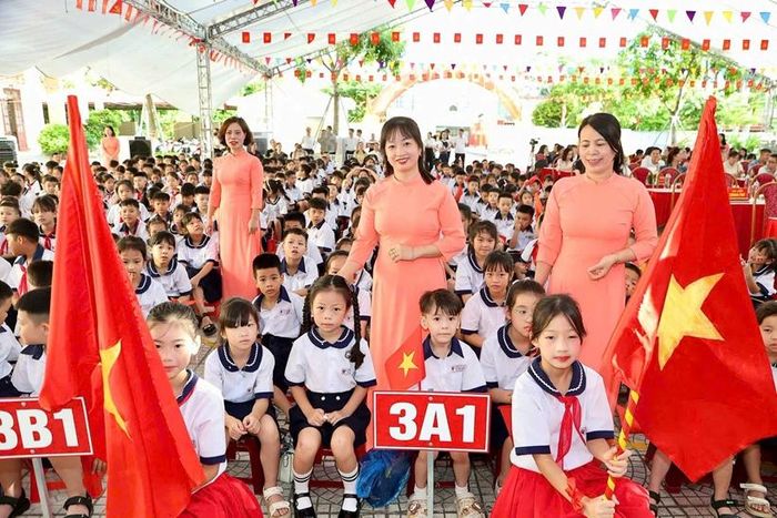 Cô trò trường Tiểu học Núi Đối, xã Kiến Thụy, TP Hải Phòng tại trong Lễ khai giảng.
