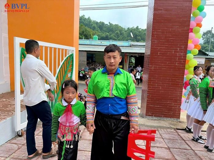  Anh Thao Văn Khua và con gái Thao Kim Duân từ bản Mùa Xuân xa xôi, dậy từ 4 giờ sáng, vận đồ đẹp tới trường.