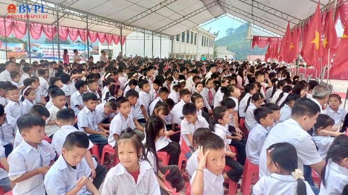  Học sinh Trường Phổ thông Nội trú Tiểu học và THCS Bát Mọt trong ngày khai giảng.