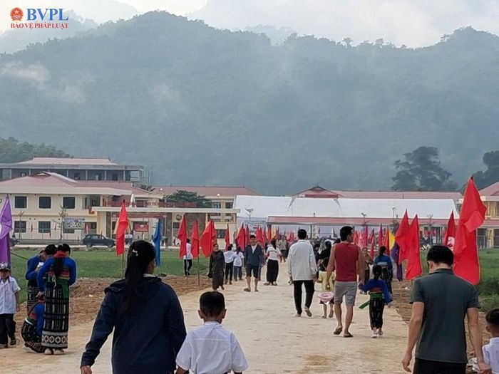  Nô nức đến trường ngày khai giảng và khánh thành Trường Phổ thông nội trú Tiểu học và THCS Tam Lư.
