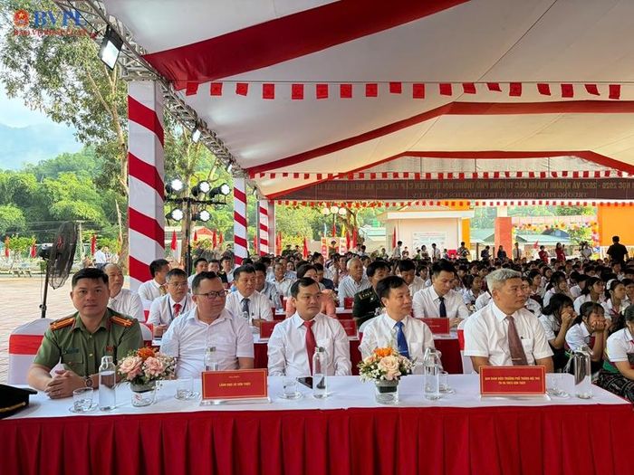 Các đại biểu tham dự tại điểm cầu Sơn Thuỷ. 