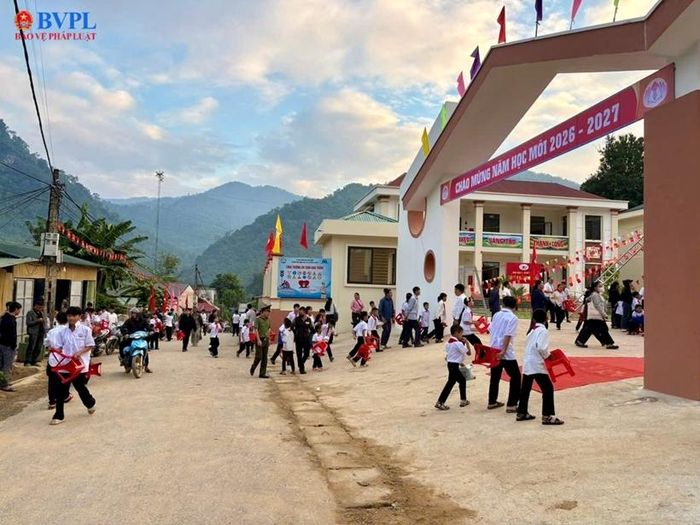  Học sinh Na Mèo rộn rã tới trường ngày khai giảng.