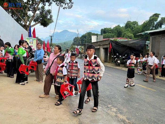  Từ sáng sớm, phụ huynh và học sinh đã háo hức tới trường.