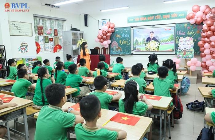 Giáo viên và học sinh các lớp trở về lớp học xem qua màn hình được kết nối trực tuyến trực tiếp với điểm cầu trung tâm của Bộ Giáo dục và Đào tạo đặt tại Trường Phổ thông Nội trú Tiểu học và THCS Mường Khương, tỉnh Lào Cai.