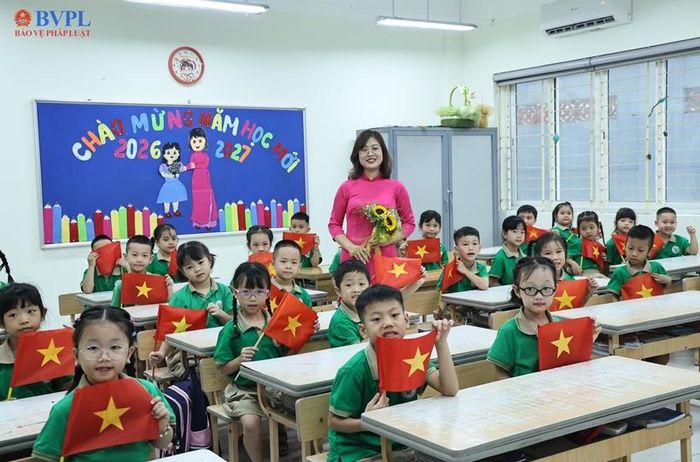  Cô giáo và các em học sinh lớp 1 Trường Tiểu học Long Biên bước vào năm học mới với niềm vui hân hoan. 