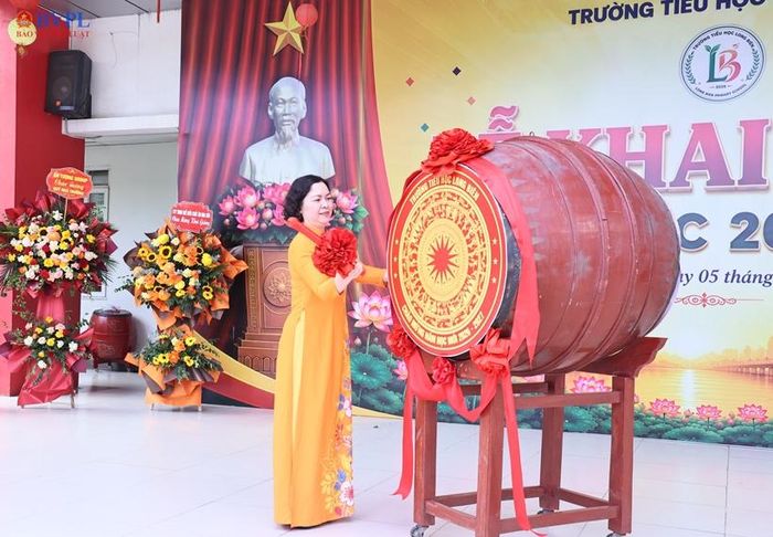  Nhà giáo ưu tú Nguyễn Thị Hằng - Hiệu trưởng Trường Tiểu học Long Biên đánh trống khai giảng năm học mới. 